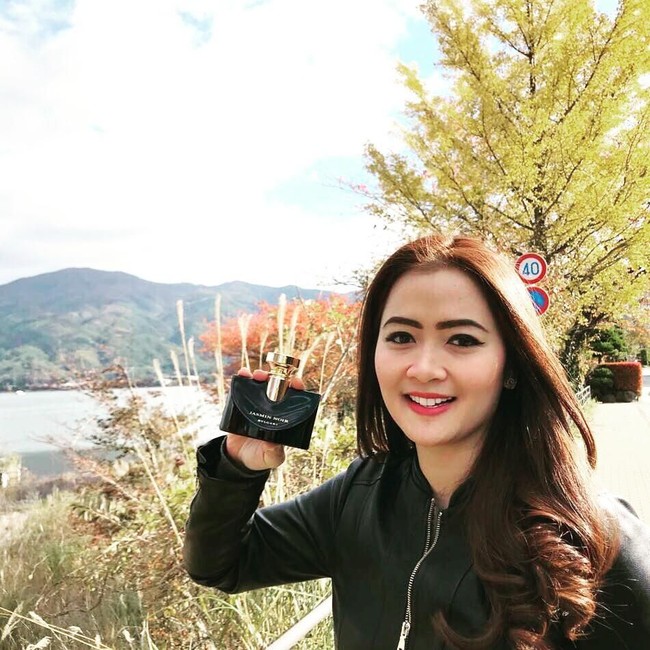 Presenter dan komedian Vega Darwanti juga membuat alisnya terlalu pekat dan tebal.  Foto: Instagram