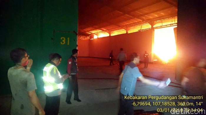 Gudang Kayu di Cianjur Terbakar Hebat, Water Cannon Diterjunkan