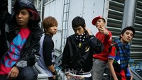 Ini penampilan BIGBANG pada tahun 2007. Di tahun ini, lagu Lies milik boyband dengan lima member itu terjual 87 ribu kopi yang membuat BIGBANG mulai disorot. Tahun ini juga mereka mendapat penghargaan sebagai Best Male Group. Mereka masih imut banget ya?