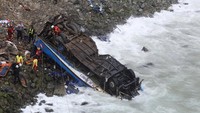 Kecelakaan berawal saat bus bertabrakan dengan sebuah traktor-trailer.  (Foto: Dok. REUTERS/Guadalupe Pardo)