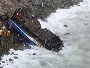 Bus Berpenumpang Terjun dari Jurang Ketinggian 100 Meter