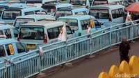 Sejumlah angkutan Kota mengantre di Terminal Kampung Melayu, Jakarta Timur, Rabu (3/1/2018).