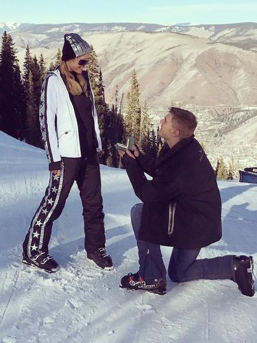 Paris Hilton dan Chris Zylka.