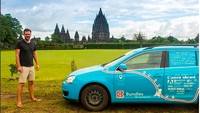 Di Indonesia, dengan mengendarai mobil listriknya, dia sempat Sanggau dan Pontianak di Kalimantan, kemudian menyebrang ke Semarang dan singgah di Solo dan Yogjakarta. Lokasi-lokasi yang disinggahinya rajin diposting lewat akun Instagram miliknya di Plugmeintravel. Instagram/plugmeintravel.