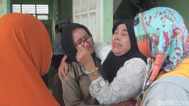 Guru dan orangtua siswa menangis haru/