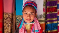 Lempengan kalung itu merusak tulang bahu dan dagu. Jadi jangan heran saat melihat para wanita Suku Karen memiliki leher yang lebih panjang dari wanita pada umumnya (Thinkstock)