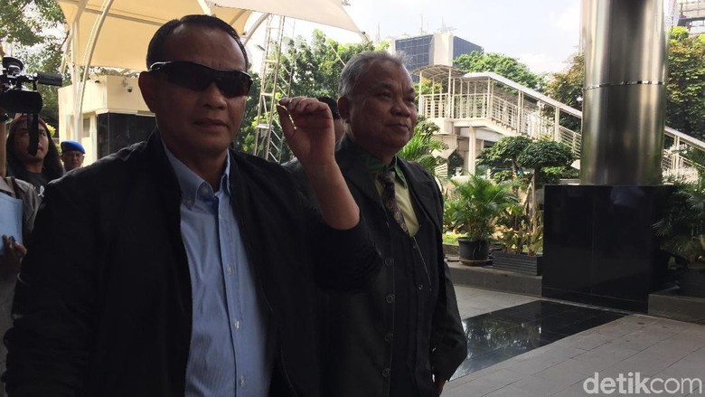 Pakai Kacamata Hitam, Eks KSAU Agus Supriatna Datangi KPK Pakai Kacamata Hitam, Eks KSAU Agus Supriatna Datangi KPK