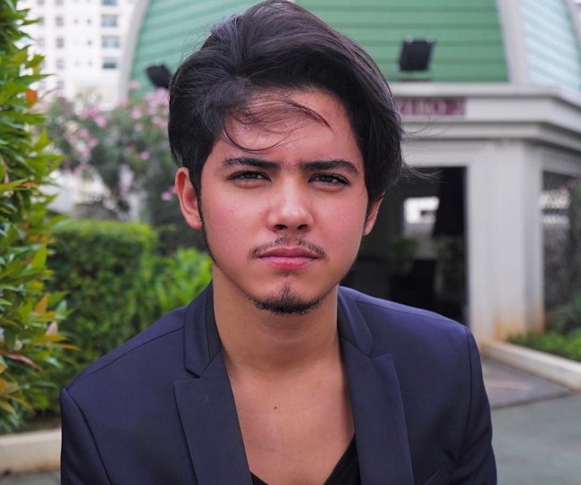Tampil maskulin dengan kumis dan janggut tipis, bintang sinetron Ganteng-Ganteng Serigala ini juga tetap terlihat menawan. Foto: Instagram