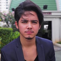 Tampil maskulin dengan kumis dan janggut tipis, bintang sinetron Ganteng-Ganteng Serigala ini juga tetap terlihat menawan. Foto: Instagram