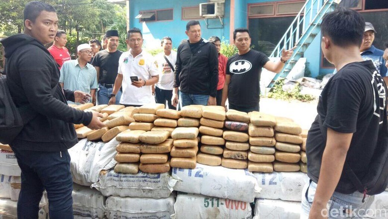 Polres Jakarta Barat Ungkap 1,3 Ton Ganja Asal Aceh Polres Jakarta Barat Ungkap 1,3 Ton Ganja Asal Aceh