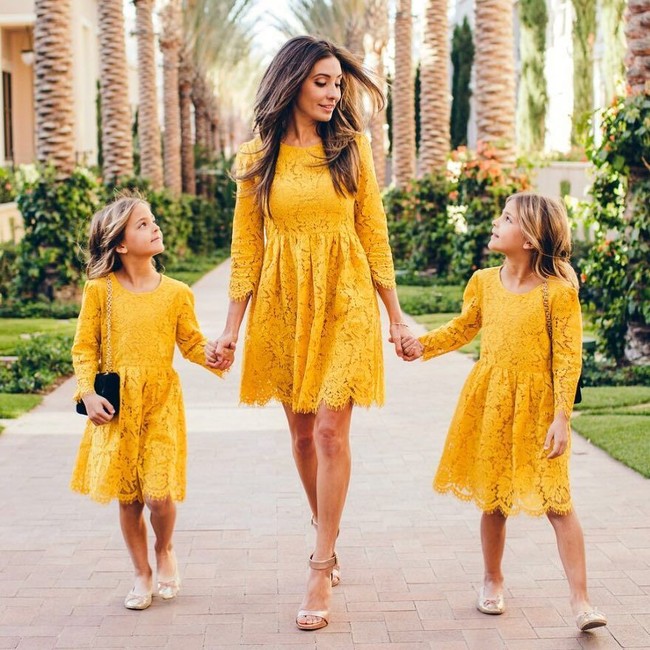 Ini potret Ava Marie, Leah Rose, dan bersama ibunya yang juga berwajah cantik. Foto: Instagram Clements Twins