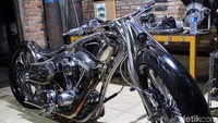Dia adalah Andhika Pratama dari Krom Works yang memodifikasi Harley-Davidson Softail Evolution tahun 1995 dengan konsep setengah Board Tracker.