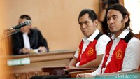 Ia hadir bersama tersangka lainnya dalam persidangan tersebut. Pool/Palevi S/detikFoto.