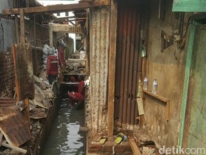 Puluhan Bangli di Wonokromo Ditertibkan