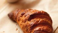 Croissant di Toko Kue Bien Cuit, Brooklyn dikenal dengan warnanya yang gelap, rasa yang caramelized serta aromanya yang sedap. Chef sekaligus ownernya adalah penyandang gelar Best Baker jadi wajar saja rasanya juara. Foto: Istimewa