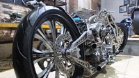 Motor dimodifikasi dengan konsep yang ia sebut sebagai konsep setengah Board Tracker. Alasannya kata pria yang akrab di sapa Dika ini, karena modifikasi merupakan kebebasan berekspresi.