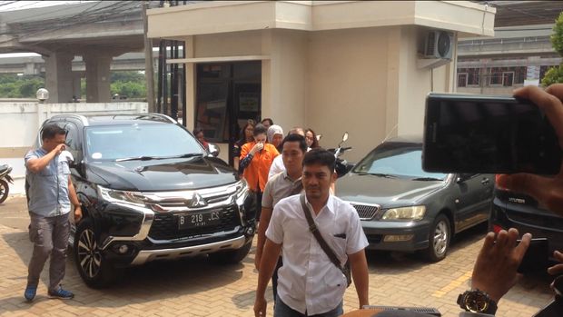 Tutup Wajah, Jennifer Dunn Tiba di Puslabfor Polri