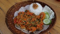 Disebut dengan geprek gelo. Ayam goreng ini disajikan dengan 150 cabai rawit! Duh, kebayang nggak sih pedasnya. Dijamin perut panas dan bisa teteskan air mata. Foto: Istimewa
