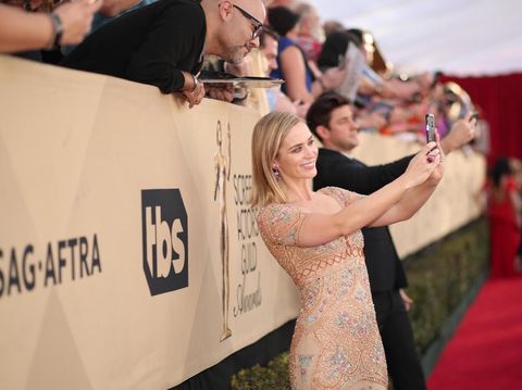 Selain Obama, Emily Blunt Juga Menolak Ajakan Selfie Penggemar