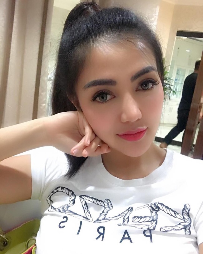 Bella Sofhie juga pemilik alis tebal tapi tidak alami. Alisnya yang tebal dan pekat tak jarang menjadi sumber bully-an netizen.  Foto: Instagram