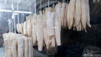 Peuyeum Bandung cocok dihidangkan di waktu santai ditemani secangkir teh hangat. Bisa juga diolah dengan tepung terigu layaknya pisang goreng. (Wisma Putra/detikTravel)