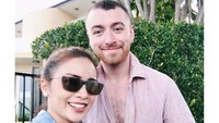 Hal tersebut membuat iri para netizen melihat fotonya bersama pelantun Too Goof At Goodbyes itu. (Dok. Instagram/therealmomogeisha)