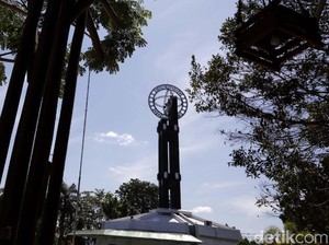 Tugu Khatulistiwa & Bayangan yang Menghilang