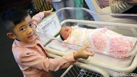 Pose sang kakak bersama adiknya yang baru lahir itu.