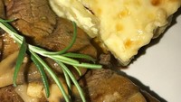 Putri pertama pasangan Anang Hermansyah dan Krisdayanti ini juga bisa membuat steak lho. Ini buktinya, steak tenderloin dengaan mushroom sauce dan potato gratin. Foto: Instagram @aurelie.hermansyah