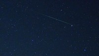 Hujan Meteor Quandrantids ini menghiasi angkasa pada 1-5 Januari 2018 pukul 02.00-05.00 WIB. Quadrantid bisa dinikmati dengan mata telanjang tanpa bantuan teleskop atau binokular. Ini foto hujan meteor Quadrantid di Lake Martin, Alabama, 2014 silam. (Foto: dok. Barry Simmons via earthsky.org)