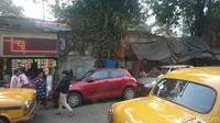 Kota Kolkata amat padat dan sering terjadi senggolan antar mobil di sana. Mobil baru pun sudah dipasang bemper tambahan supaya tidak baret (Masaul/detikTravel)