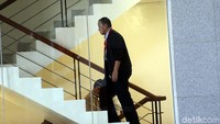 Pukul 09.35 WIB, Agus berjalan menuju lantai 2 melewati tangga.