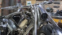 Dan dalam proses tujuh bulan itu kata Dhika, pengerjaan dilakukan dengan sangat teliti mengingat adanya beberapa bagian asli motor yang sensitif dan keinginannya menghasilkan karya yang sempurna.