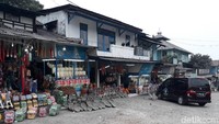 Peuyeum Bandung atau tape singkong banyak dijual hampir di sepanjang Jalan Bandung-Cianjur. Tepatnya di Jalan Padalarang-Cipatat-Raja Mandala. (Wisma Putra/detikTravel)