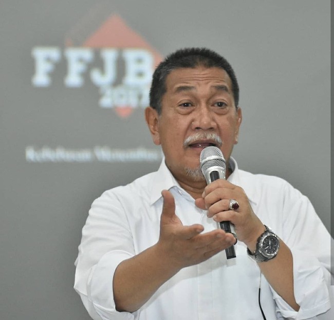 Artis sekaligus politikus Deddy Mizwar juga ternyata memiliki darah campuran. Ayahnya diketahui memiliki darah campuran Belanda dan Betawi. Wajahnya yang Indonesia banget bikin nggak nyangka ya.. Foto: Instagram @deddy_mizwar