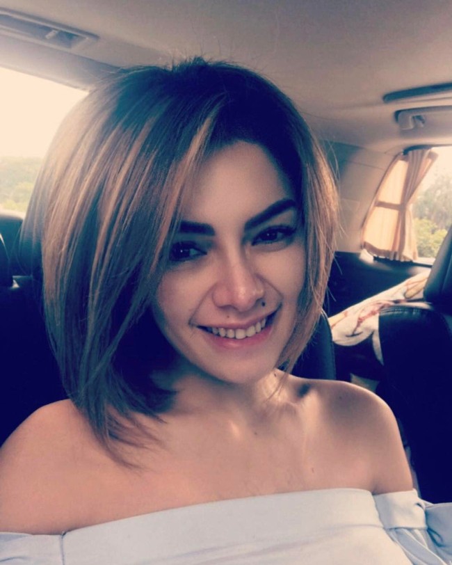 Nikita Mirzani juga memiliki alis tebal dan terlalu pekat sehingga penampilannya jadi kurang natural.  Foto: Instagram
