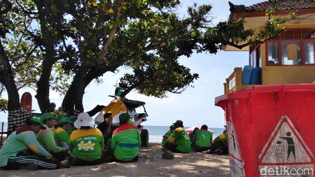 Kata Petugas Kebersihan Pantai Kuta Soal Fenomena Sampah