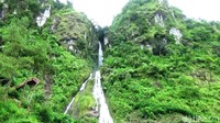 Ada seorang prajurit wanita buruk rupa dan dijauhi lelaki. Ia berdoa kepada Tuhan sambil membasuh muka di Tirta Kanoman yang berada di ujung bawah Curug Gunung Putri (Rinto Heksantoro/detikTravel)