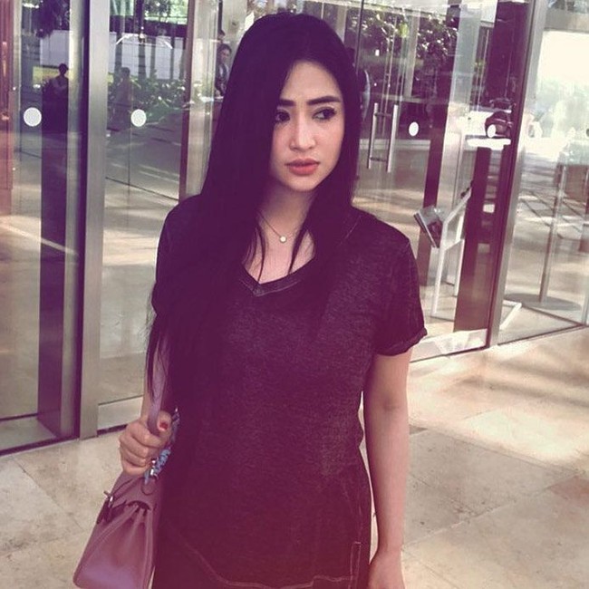 Alis Dewi Persik juga terlalu pekat dan tebal. Alisnya yang terlihat tidak natural tersebut membuat penampilannya jadi terlihat berlebihan.  Foto: Instagram