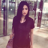 Alis Dewi Persik juga terlalu pekat dan tebal. Alisnya yang terlihat tidak natural tersebut membuat penampilannya jadi terlihat berlebihan.  Foto: Instagram