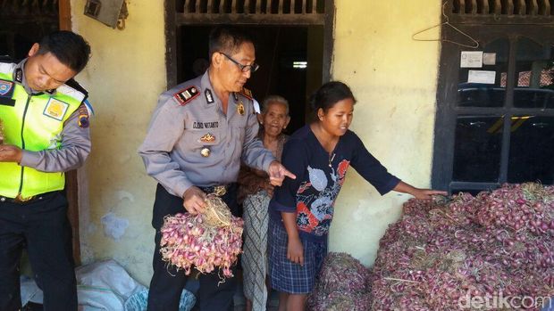 Polisi di Brebes borong bawang merah Petani