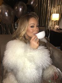 Nyanyi di Malam Tahun Baru, Mariah Carey Minta Teh Hangat di Panggung