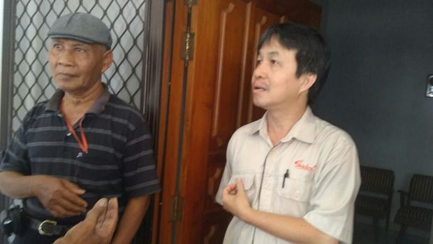 Thomas (baju coklat), menantu pemilik rumah 