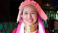 Seiring berjalannya usia, jumlah kalung besi tersebut selalu ditambah. Jumlahnya bisa mencapai 25-30 cincin besi (Thinkstock)