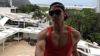 Di dunia hiburan Korea Selatan, banyak idol yang memiliki six packs atau tubuh berotot. Tetapi tak ada yang bisa menyaingi nama Rain. Apalagi ia adalah paket lengkap karena bisa menyanyi dan menari. (Foto: Instagram/rain_oppa)