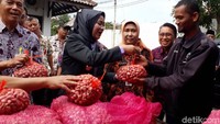 Aksi borong bawang merah diawali dari kantor Sekretariat Daerah (Setda), Rabu (3/1/2018).