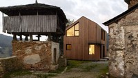 Rumah ini terdiri dari dua lantai. Sebagian besar ruangan di lantai dasar, sedangkan kamar tidur di lantai dua. Istimewa/Inhabitat.
