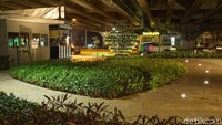 Taman cantik di bawah flyover pintu Tol Jatiasih dari arah Pondok Indah. Dahulu lokasi ini cuma ada pos polisi dan tanah gersang (Randy/detikTravel)