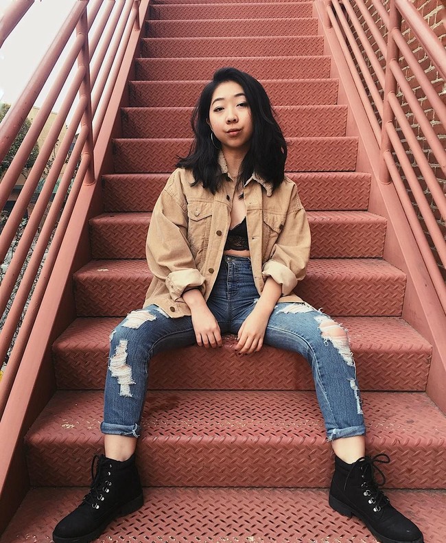 Tujuan pose womanspreading untuk menunjukkan bahwa wanita juga bisa bebas berpose tanpa harus selalu menutup rapat kedua kakinya. Pose ini juga bisa berarti ungkapan kebebasan berekspresi. Foto: Instagram