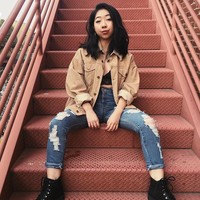 Tujuan pose womanspreading untuk menunjukkan bahwa wanita juga bisa bebas berpose tanpa harus selalu menutup rapat kedua kakinya. Pose ini juga bisa berarti ungkapan kebebasan berekspresi. Foto: Instagram